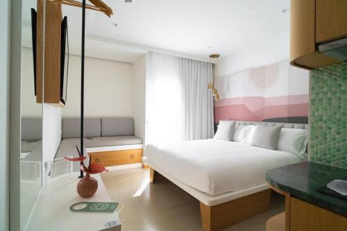 圣埃乌拉利亚Boutique Apartments Marsol Ibiza的配有一张床和一张书桌的酒店客房