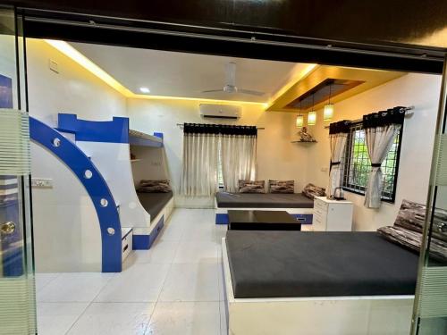 艾哈迈达巴德Farm stay in Ahmedabad的客房设有两张双层床和一张沙发。