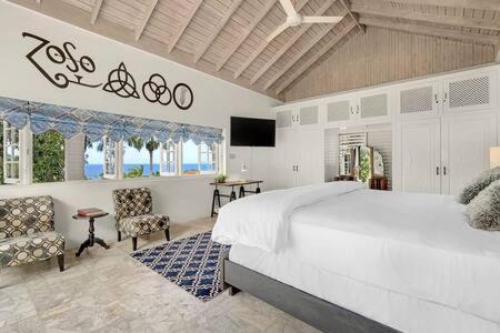 蒙特哥贝Hospitality Expert Zeppelin - Tour Pool Bar Beach的卧室配有一张白色大床和电视。