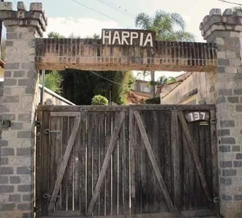 帕萨夸特鲁Hostel Pousada Harpia的木门,上面有标志