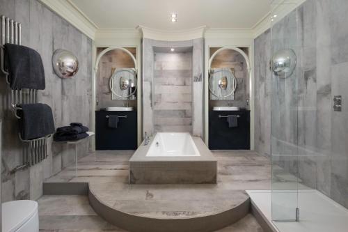戴德姆Talbooth House & Spa的一间带浴缸和两面镜子的浴室
