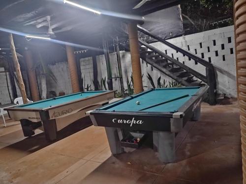 卡塔赫纳Eco hotel summer beach的楼梯间设有两张台球桌