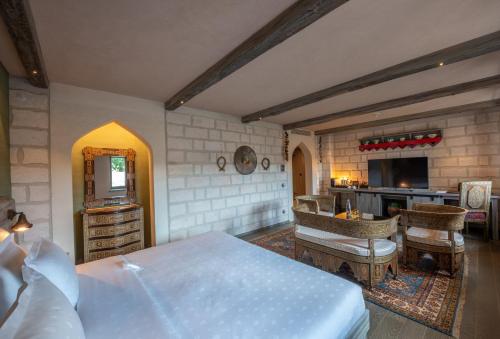 于尔居普AJWA Cappadocia的一间带大床的卧室和一间厨房