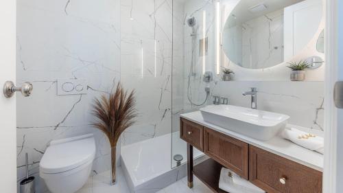 杜布罗夫尼克Royal Ariston Hotel的一间带水槽、卫生间和淋浴的浴室