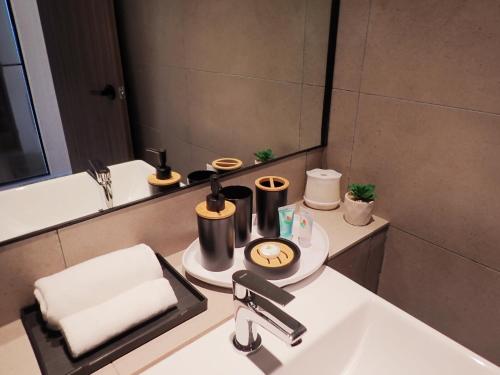 SematanRDHomeStay-RoxyBeachApt的一间带水槽和镜子的浴室