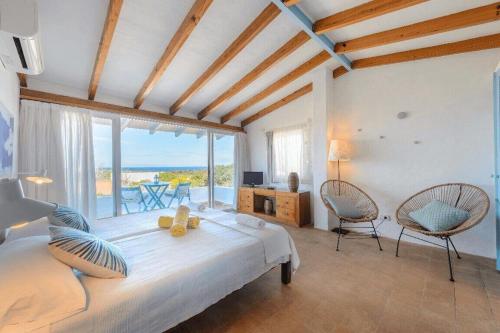 埃斯卡洛Xaloc的一间卧室设有一张大床,享有海景