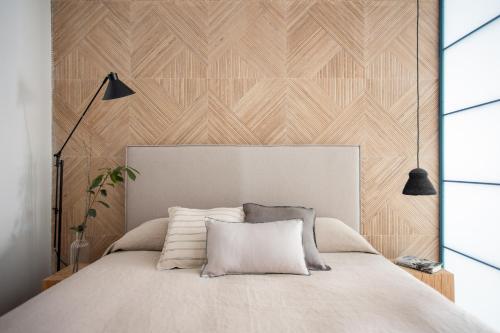 马德里SEISSTA Madrid Centro "Remodelado"的一间卧室配有一张木墙床