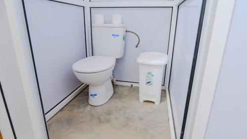 伊尔富德Nomad Camp的一间小浴室,在摊位设有厕所