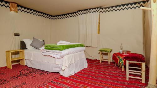 伊尔富德Nomad Camp的一间卧室配有两张床,铺有红地毯