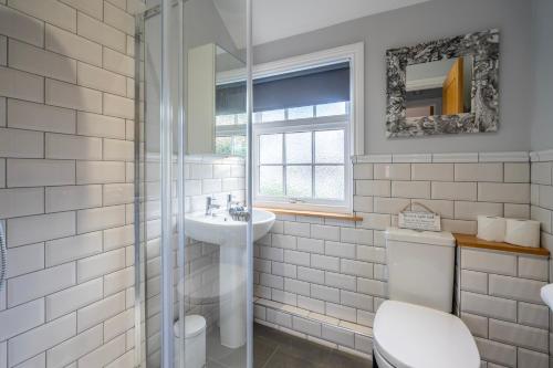 约克Middlethorpe Manor - No 3的白色的浴室设有水槽和卫生间。