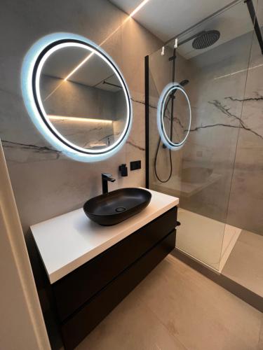 科宁Apartament Konin Makowa的一间带水槽和镜子的浴室