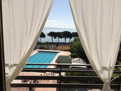 布拉恰诺HA Hotel的从窗户可欣赏到游泳池的景色