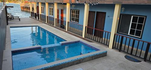 里约杜尔塞Hotel Real del Rio的建筑物一侧的游泳池