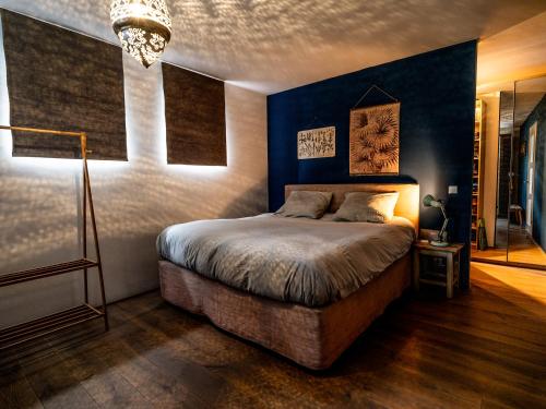 阿姆斯特丹NOVA Houseboat DELUXE Free Bikes的一间卧室配有一张蓝色墙壁的床