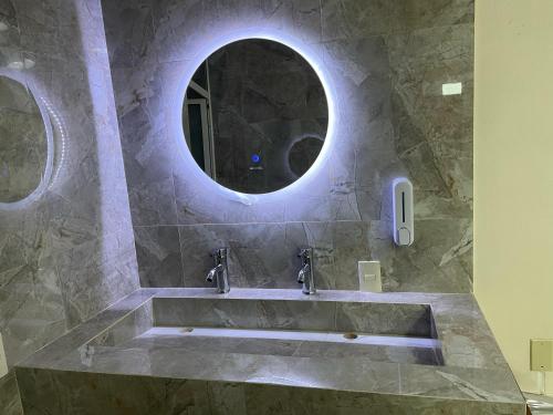 Otumba de Gómez FaríasHOTEL OTOMI的一间带水槽和圆镜子的浴室
