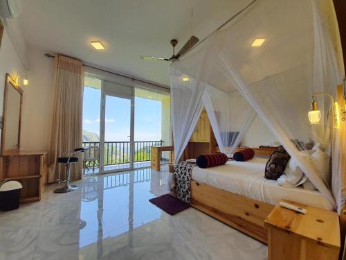 ModakandiyaEdge Resort的一间卧室设有一张天蓬床和一个阳台