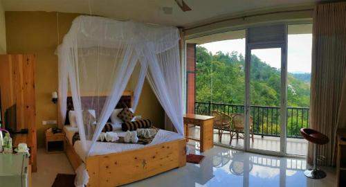 ModakandiyaEdge Resort的一间卧室设有一张天蓬床和一个阳台