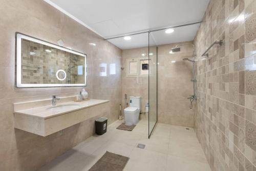 迪拜Luxury Emirates Private Villa in Dubai Jumeirah的一间带水槽、淋浴和卫生间的浴室
