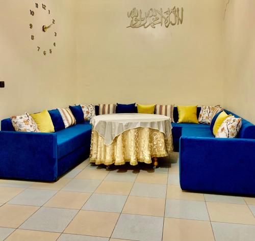 胡塞马Al houceima的客厅配有2张蓝色的沙发和1张桌子