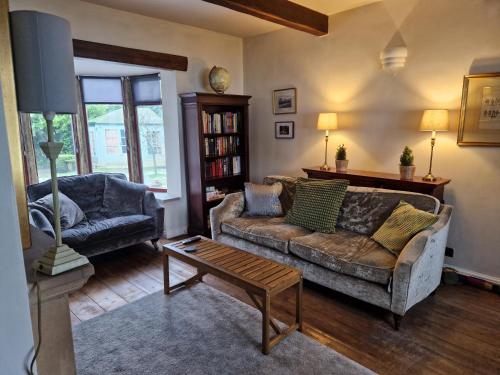 哈利法克斯Briar Cottage Guest Suite in Norwood Green, Halifax的客厅配有沙发和桌子