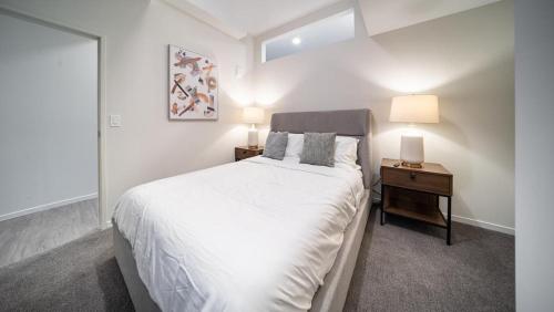 克利夫兰Landing Modern Apartment with Amazing Amenities (ID4770X14)的卧室配有一张白色大床和两盏灯。