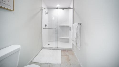 克利夫兰Landing Modern Apartment with Amazing Amenities (ID4770X14)的带淋浴和卫生间的白色浴室