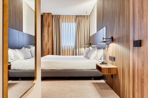 希洪西尔肯希洪城市酒店的酒店客房,配有床和镜子