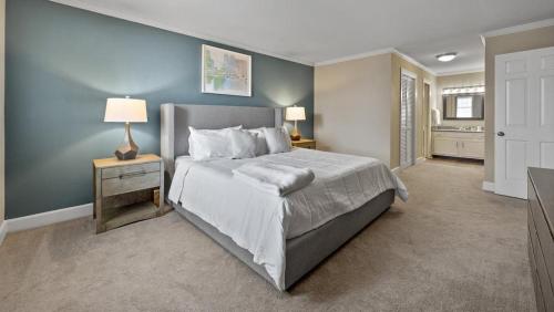 纳什维尔Landing Modern Apartment with Amazing Amenities (ID2690X00)的一间卧室设有一张大床和蓝色的墙壁