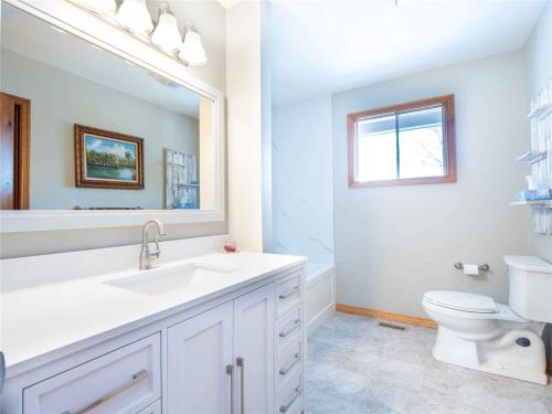 奥里利亚Countryside Farm Estate - Bnb的白色的浴室设有水槽和卫生间。