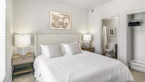 西瓦利城Landing Modern Apartment with Amazing Amenities (ID2951X44)的白色卧室配有白色的床和两盏灯。