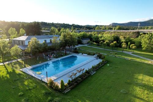 San Miguel de las DueñasHotel rural Finca Vivaldi Nature & Spa的享有庭院游泳池的顶部景色