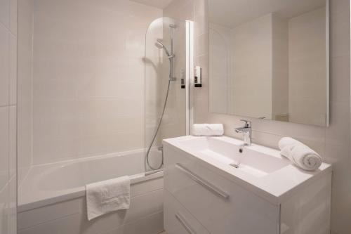 瓦龙Best Western Voiron Centre的白色的浴室设有水槽和淋浴。