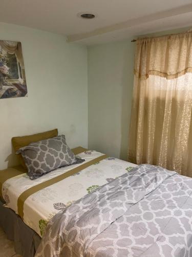 罗斯代尔24511 149th Road Rosedale的一间卧室设有一张床和一个窗口