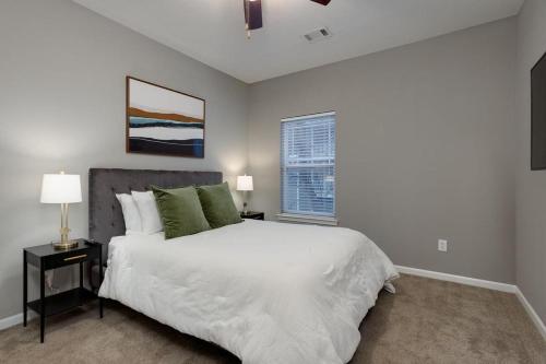 蒙特朱丽叶Landing Modern Apartment with Amazing Amenities (ID4329)的卧室设有一张白色大床和一扇窗户。