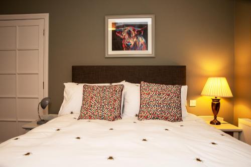 基尔代尔The Veterinary @ Kildare Village的卧室配有一张带两个枕头的大白色床
