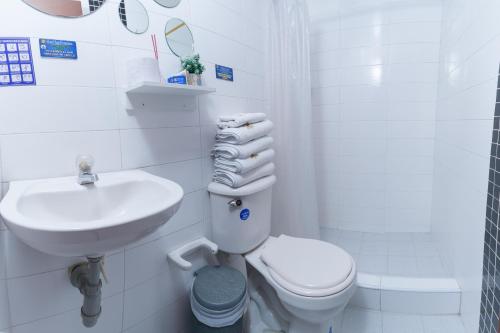 通哈Hotel San Francisco的白色的浴室设有卫生间和水槽。