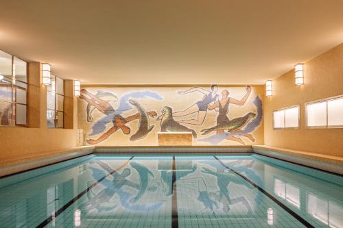 奥斯陆Villa Inkognito by Sommerro的一座带壁画的游泳池