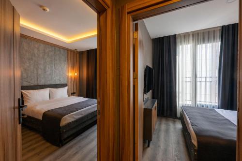 伊斯坦布尔The Nirvanas Hotel的酒店客房设有两张床和窗户。