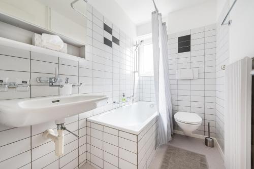 克罗伊茨林根Cooldis 13 (Gratis Parken, Free Parking)的白色的浴室设有水槽和卫生间。