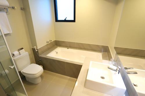 弗洛里亚诺波利斯蓝树高级弗洛里亚诺波利斯旅馆的带浴缸、卫生间和盥洗盆的浴室