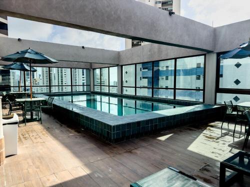 累西腓Flat em Boa Viagem Rooftop 470 Conforto e Localização privilegiada的大楼顶部的大型游泳池