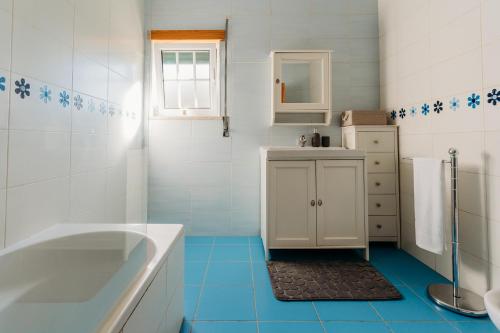 CastelejoA Nossa Casa的白色的浴室设有浴缸和水槽。