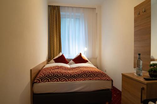 汉堡Hotel Stadion Stadt的卧室在窗户前配有一张床