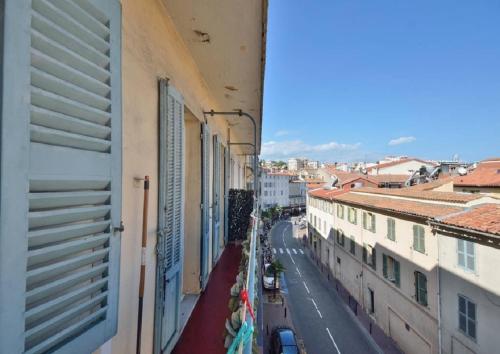 戛纳Mont Chevalier by Welcome to Cannes的从大楼欣赏到城市街道的景色
