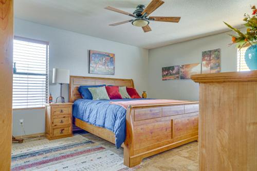 拉斯克鲁塞斯Quiet Country Home in Las Cruces with Horse Stalls!的一间卧室配有一张床和吊扇