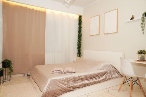 弗洛里纳Florina Modern Studio的一间卧室配有一张床,上面有两条毛巾
