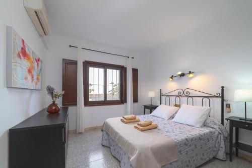 普拉亚布兰卡Villa Victoria的一间卧室配有一张床,上面有两条毛巾