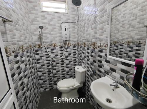 Gemia Rumah Tamu - 3 bilik aircond - near nasi dagang Atas tol的一间带水槽、卫生间和淋浴的浴室