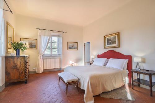 卢卡派多娜度假屋的一间卧室设有一张大床和一个窗户。