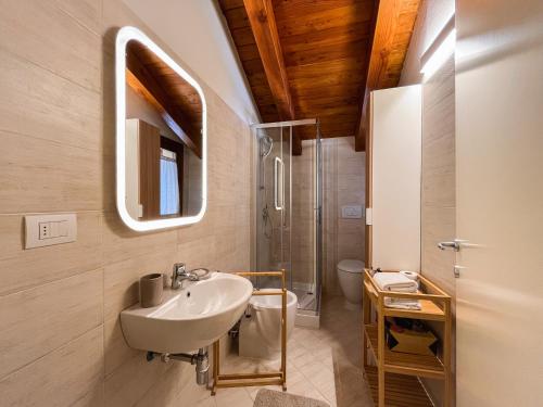 尚波吕克Maison Poluc hotel apartments的一间带水槽、卫生间和镜子的浴室